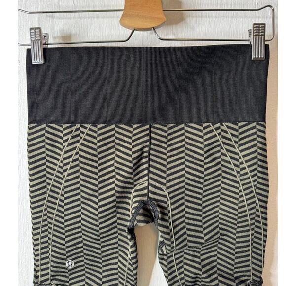 Lululemon Size 6 In the Flow Crop Heathered Fatigue Green Herringbone - Picture 7 of 8